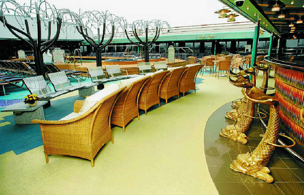 You can relax by the pool with a delicious cocktail while travelling on the MS Oosterdam. You can relax by the pool with a delicious cocktail while travelling on the MS Oosterdam.